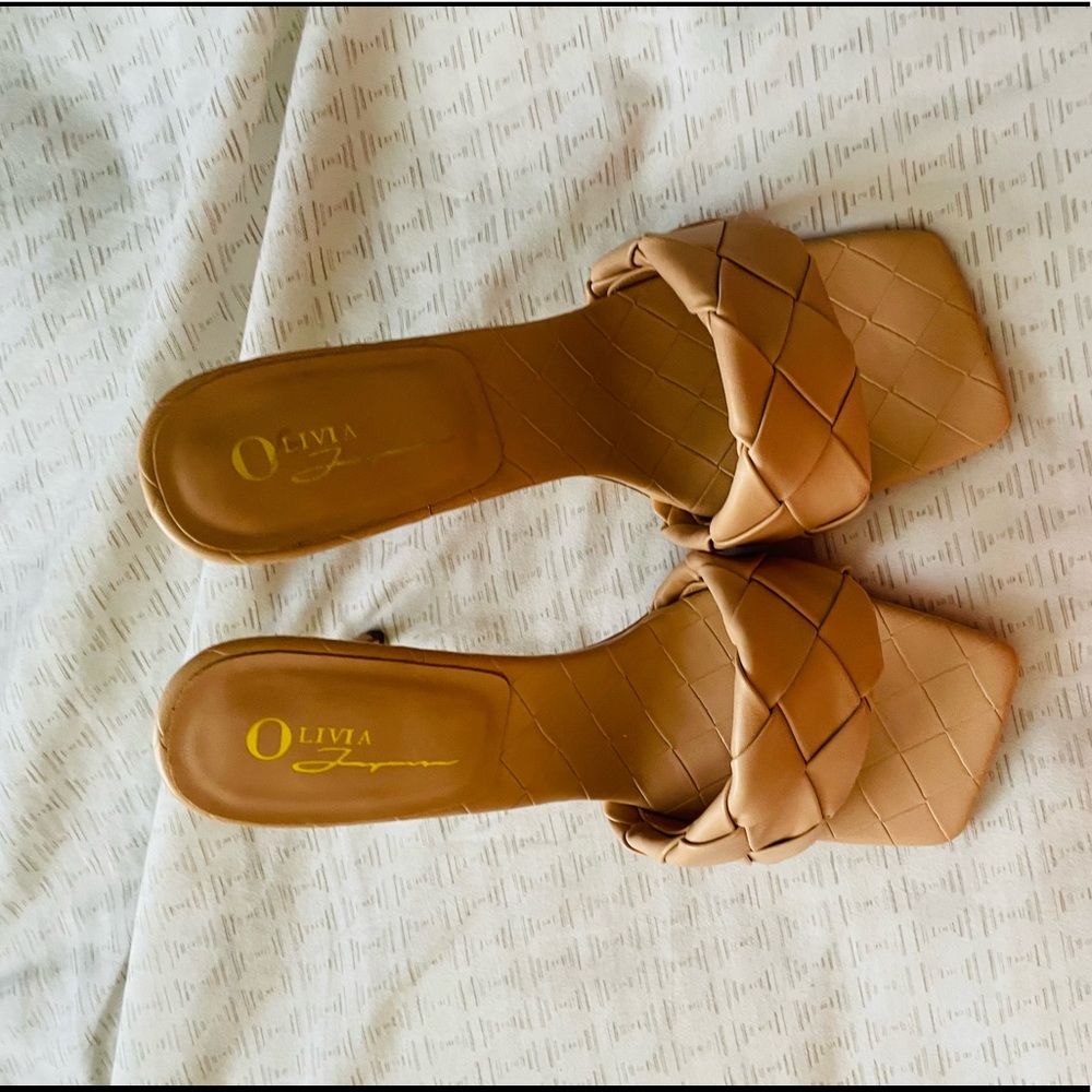 Nude slippers